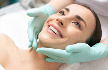 Mythes courants sur les soins de la peau que les dermatologues veulent vous voir oublier